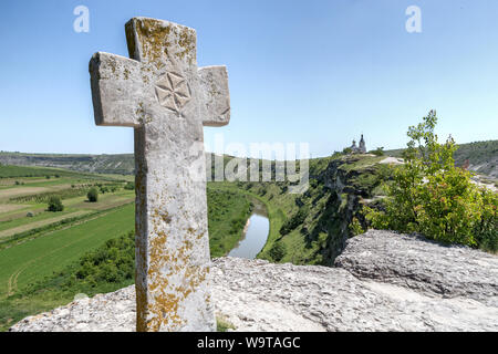 Blick von Orheil Vechi Dorf, Höhle Klosteranlage, in der Republik Moldau Stockfoto