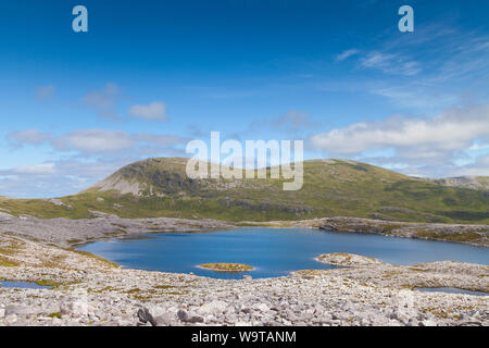 Mit Blick auf die Corbett Meall Horn mit dem blauen Wasser des Lochan na Faoileige von Arkle, Sutherland Schottland. Stockfoto