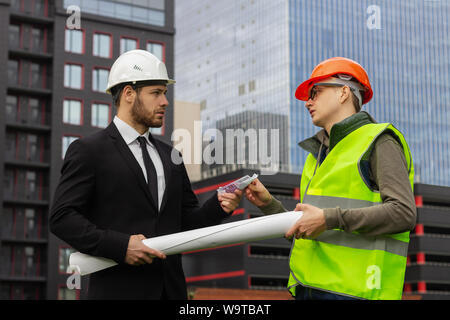 Ingenieur und Erbauer deal Projekt die Hand schütteln Geld Erfolg Stockfoto
