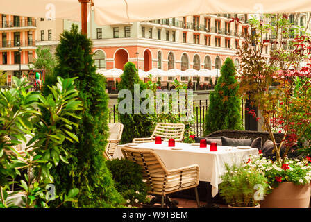 Sotschi, Russland - 26. September 2017: Café im Freien unter dem Grün an der Waterfront in Krasnaja Poljana Stockfoto