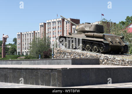 T 34 russische Panzer, 1992 Transnistra Kriegerdenkmal mit Lenin Statue und Parlament Gebäude im Hintergrund, Tiraspol, Transnistrien, Republik Moldau Stockfoto