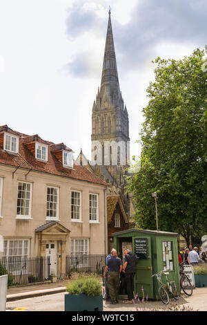 Der Ansatz für die Kathedrale von Salisbury mit dem Auto parkbetreuung in einer Holzhütte Stockfoto