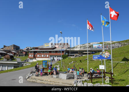 Giswil, Schweiz - 4 August 2019: Leute, die sich vor der Seilbahn auf Melchsee-Frutt auf die Schweizer Alpen. Stockfoto