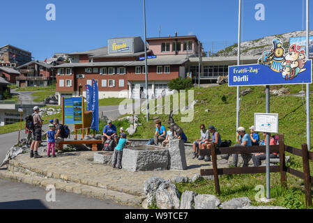 Giswil, Schweiz - 4 August 2019: Menschen treten im Tretboot am See Melchsee auf die Schweizer Alpen. Stockfoto