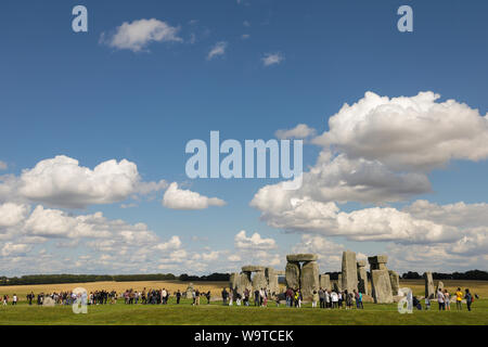 Touristen Stonehenge besuchen Sie auf einem schönen Sommern Tag Stockfoto