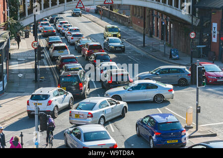 Hauptverkehrszeit Staus an der Kreuzung der Whitworth Street West und Deansgate, Manchester, UK Stockfoto