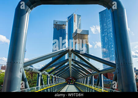 Das Deansgate Square Apartment liegt nur wenige Häuserblocks von der Exhibition Bridge, Deansgate-Castlefield, Whitworth Street West, Manchester, England, Großbritannien entfernt. Stockfoto