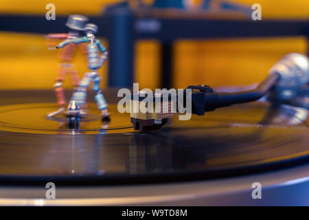 Perm, Russland - November 4, 2018: Zwei lustige kleine menschliche Figuren, etwa von Widerständen und Transistoren zusammen geschweißt, Tanz auf einer rotierenden vinyl Reco Stockfoto