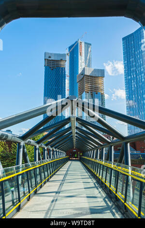 Das Deansgate Square Apartment liegt nur wenige Häuserblocks von der Exhibition Bridge, Deansgate-Castlefield, Whitworth Street West, Manchester, England, Großbritannien entfernt. Stockfoto