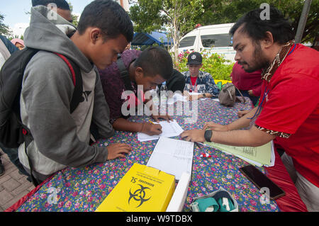 Palu, Sulawesi, Indonesien. 15 Aug, 2019. PALU, Sulawesi, Indonesien - 15. August: Jugendliche registrieren Sie sich für das Human Immunodeficiency Virus (HIV)-Test in Palu, Sulawesi, Indonesien am 15. August 2019. Der Test, der durch die lokale Gesundheit Service initiiert wurde, sollen Jugendliche HIV leiden und Prävention für die Übertragung so früh wie möglich zu erkennen. Credit: Sijori Images/ZUMA Draht/Alamy leben Nachrichten Stockfoto