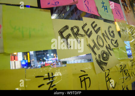 Hongkong, China. 15 Aug, 2019. Handschriftliche Notizen und Nachrichten, einschließlich der "Freien Hongkong", halten Sie sich an der Wand einer Fußgängerbrücke. Am Wochenende (17./18.08.2019) massive Demonstrationen für mehr Demokratie und gegen Gewalt der Polizei werden wieder erwartet. Credit: Gregor Fischer/dpa/Alamy leben Nachrichten Stockfoto