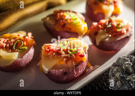 Cheddar Schweizer Kartoffel Poppers Stockfoto