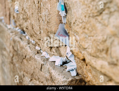 Hinweise auf der Klagemauer Klagemauer in Jerusalem, Israel. Liebe in einer der Noten geschrieben Stockfoto