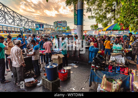 Kolkata, West Bengal/Indien - August 11,2019. Straßenhändler verkaufen Vielzahl von Sachen in den Geschäftsräumen von Bahnhof Howrah, mit Blick auf die Wie Stockfoto
