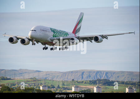 Glasgow, UK. 12. Mai 2019. Emirates Airbus A380 Super Jumbo in Glasgow gesehen Abreise für Dubai. Credit: Colin Fisher/CDFIMAGES.COM Stockfoto