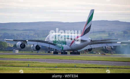Glasgow, UK. 12. Mai 2019. Emirates Airbus A380 Super Jumbo in Glasgow gesehen Abreise für Dubai. Credit: Colin Fisher/CDFIMAGES.COM Stockfoto
