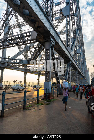 Kolkata, West Bengal/Indien - August 11,2019. Fußgänger wandern und die Kreuzung Howrah Bridge/Rabindra setu. Stockfoto