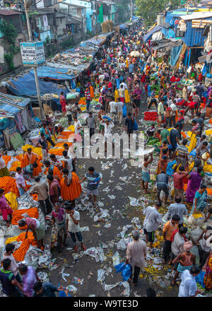 Kolkata, West Bengal/Indien - August 11,2019. Blick von oben auf die Mullick Ghat Blumenmarkt, bietet eine große Auswahl an farbenfrohen Blumen & Kränze für Stockfoto