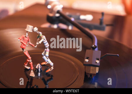 Perm, Russland - November 4, 2018: Zwei lustige kleine menschliche Figuren, etwa von Widerständen und Transistoren zusammen geschweißt, Tanz auf einer rotierenden vinyl Reco Stockfoto