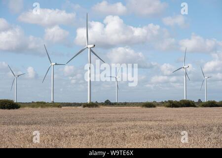 Windenergieanlage in einem Feld Stockfoto