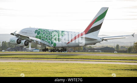 Glasgow, UK. 12. Mai 2019. Emirates Airbus A380 Super Jumbo in Glasgow gesehen Abreise für Dubai. Credit: Colin Fisher/CDFIMAGES.COM Stockfoto