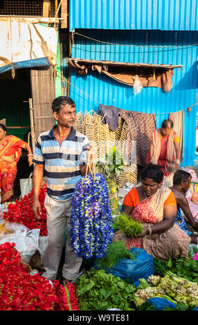 Kolkata, West Bengal/Indien - August 11,2019. Ein unbekannter Inder verkauf Flower Garland bei Mullick Ghat Blumenmarkt. Stockfoto