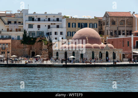 Chania, Kreta, Griechenland, Moschee der Janitscharen am Ufer des Inneren Hafens von Chania Stockfoto