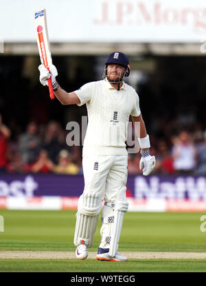 England's Jonny Bairstow feiert sein halbes Jahrhundert erreichen bei Tag zwei der Asche Test Match auf Lord's, London. Stockfoto