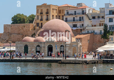 Chania, Kreta, Griechenland, Moschee der Janitscharen am Ufer des Inneren Hafens von Chania Stockfoto