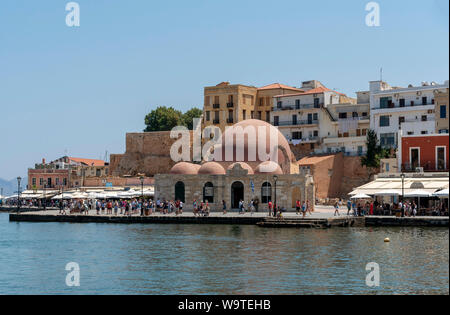 Chania, Kreta, Griechenland, Moschee der Janitscharen am Ufer des Inneren Hafens von Chania Stockfoto