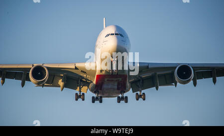 Glasgow, UK. 21. April 2019. Emirate Super Jumbo Airbus A380 in Glasgow anreisen aus Dubai gesehen. Credit: Colin Fisher/CDFIMAGES.COM Stockfoto