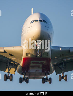 Glasgow, UK. 21. April 2019. Emirate Super Jumbo Airbus A380 in Glasgow anreisen aus Dubai gesehen. Credit: Colin Fisher/CDFIMAGES.COM Stockfoto