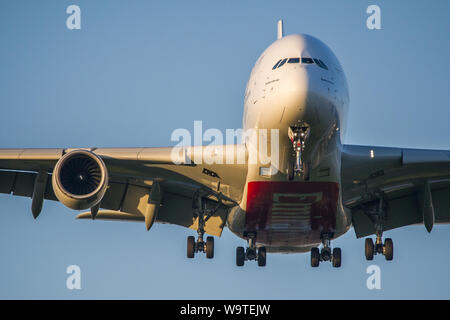 Glasgow, UK. 21. April 2019. Emirate Super Jumbo Airbus A380 in Glasgow anreisen aus Dubai gesehen. Credit: Colin Fisher/CDFIMAGES.COM Stockfoto