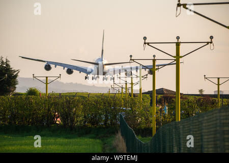 Glasgow, UK. 21. April 2019. Emirate Super Jumbo Airbus A380 in Glasgow anreisen aus Dubai gesehen. Credit: Colin Fisher/CDFIMAGES.COM Stockfoto