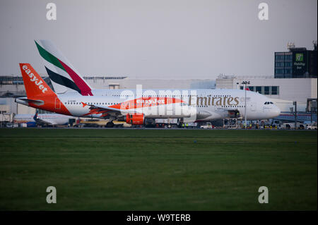 Glasgow, UK. 21. April 2019. Emirate Super Jumbo Airbus A380 in Glasgow anreisen aus Dubai gesehen. Credit: Colin Fisher/CDFIMAGES.COM Stockfoto