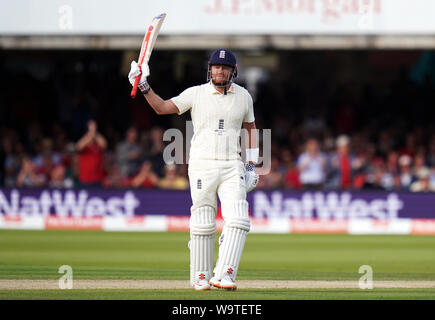 England's Jonny Bairstow feiert sein halbes Jahrhundert erreichen bei Tag zwei der Asche Test Match auf Lord's, London. Stockfoto