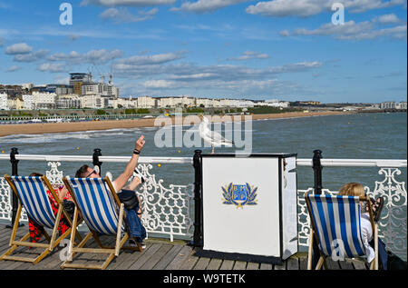 Brighton, UK. 15. August 2019. - Eine Silbermöwe genießt einen Snack auf Brighton Palace Pier an einem hellen, sonnigen aber windigen Tag an der Südküste, aber heavy rain für die meisten von Großbritannien über die nächsten paar Tage: Simon Dack/Alamy Leben Nachrichten Prognose ist Stockfoto