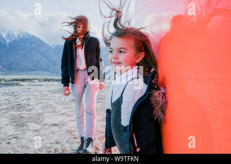 Mutter und Tochter in der Wüste von Palm Springs, Kalifornien, USA Stockfoto