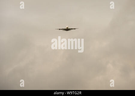 Glasgow, UK. 27. April 2019. Stock Bild Emirates A380 Super Jumbo Jet-Leitungen, die auf Annäherung für die Landung. Stockfoto