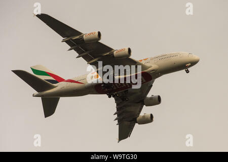 Glasgow, UK. 27. April 2019. Stock Bild Emirates A380 Super Jumbo Jet-Leitungen, die auf Annäherung für die Landung. Stockfoto