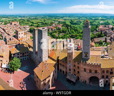 Luftaufnahme der mittelalterlichen Türme und die Skyline von San Gimignano, Toskana, Italien Stockfoto