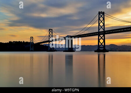 Bay Bridge bei Sonnenaufgang in San Francisco, Kalifornien, USA Stockfoto