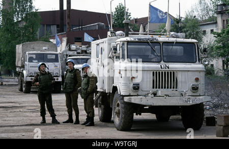 9. Mai 1993 während der Belagerung von Sarajevo: Ukrainische Soldaten stehen neben GAZ-66 Kommunikation Fahrzeug innen Tito-Kaserne. Als Teil der Schutztruppe der Vereinten Nationen (UNPROFOR), Sie fahren zum Schutz der bosnischen muslimischen Enklave von Žepa zu bieten, 40 Kilometer östlich von Sarajevo. Stockfoto