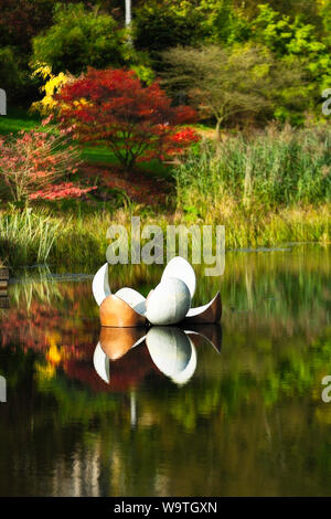 Die große Magnolia Skulptur auf dem See an der Himalayan Garden und Skulptur Park Stockfoto