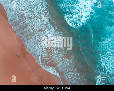 Luftaufnahme von einer Frau entlang Avoca Beach, New South Wales, Australien Stockfoto