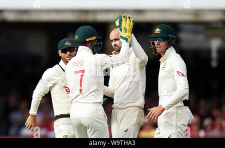 Australiens Nathan Lyon (Mitte) feiert mit Teamkollegen nach der Einnahme der wicket von England's Stuart Breite bei Tag zwei der Asche Test Match auf Lord's, London. Stockfoto
