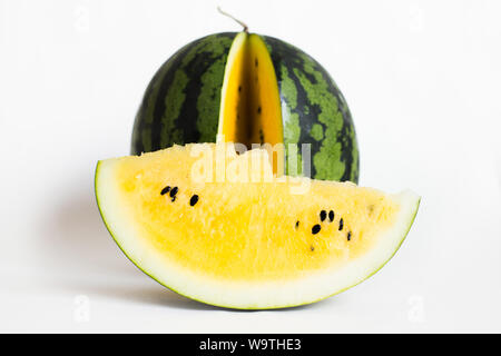 Reife, gelbe Wassermelone und aufgeschnittenen Wassermelone auf weißem Hintergrund, Sommer essen Stockfoto
