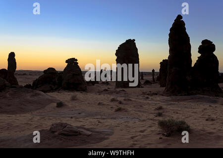 Silhouette von Felsformationen in der Wüste, Riad, Saudi-Arabien Stockfoto