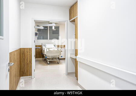 Isolation Zimmer einer modernen Intensivstation eines privaten Krankenhaus im Süden Brasiliens. Florianopolis, Santa Catarina, Brasilien. Stockfoto