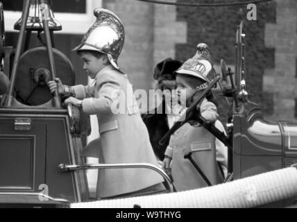 Prinzessin Diana mit Prinzen William und Harry mit einem Aufstieg über einen Vintage Fire Engine in Sandringham. Stockfoto